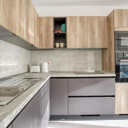 Brand New Apt, With Prvt Balcony & Wifi By 360 Estates شقة *